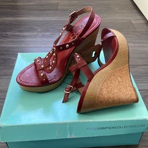 Beautiful wine platform by Jessica Simpson collection